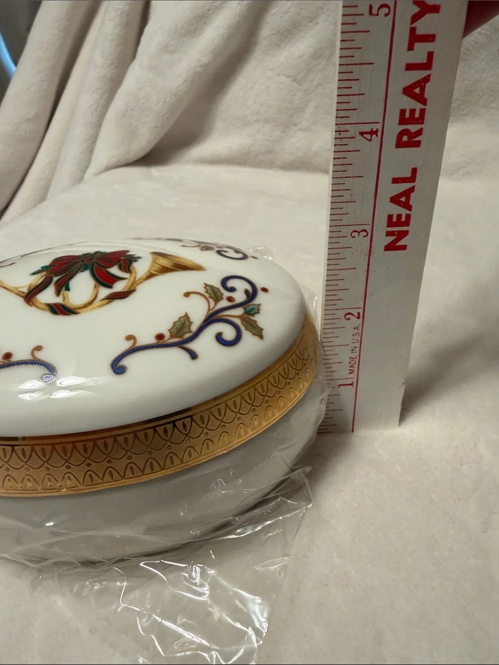 New in box Mikasa holiday elegance trinket box with gold toned trim